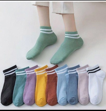 جوراب‌های زنانه نیم ساق، جزو جزئیاتی هستند که زیبایی و